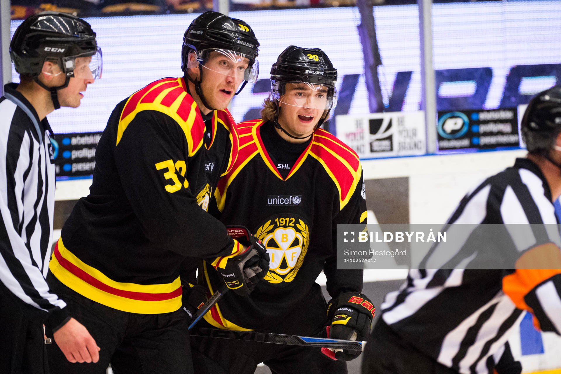 Brynäs Jonas Nordquist och Adam Brodecki samtalar med