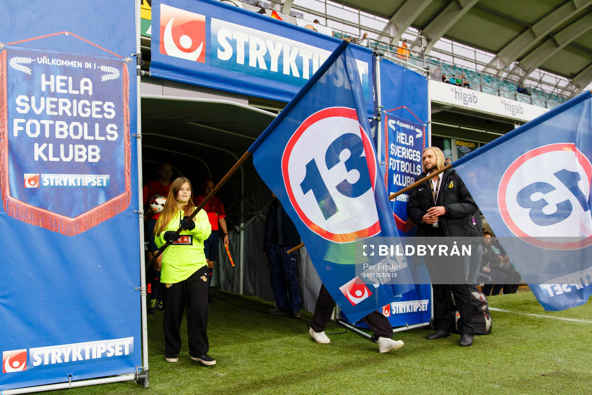 Spelarna på väg in under fotbollsmatchen i Allsvenskan mellan Häcken och Gefle den 25 oktober 2014 i Göteborg.