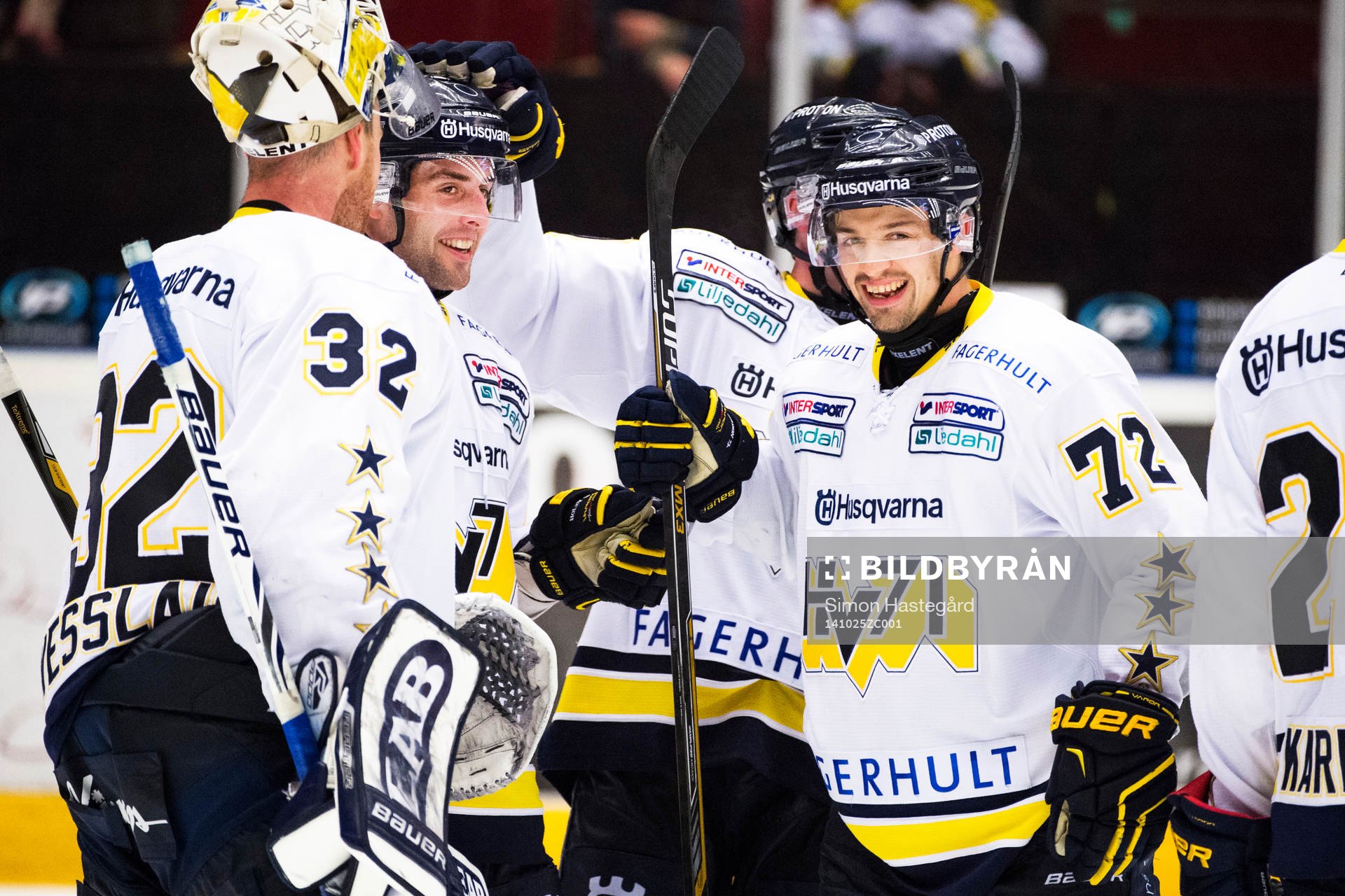 HV71s målvakt Gustaf Wesslau jublar med Riley Holzapfel