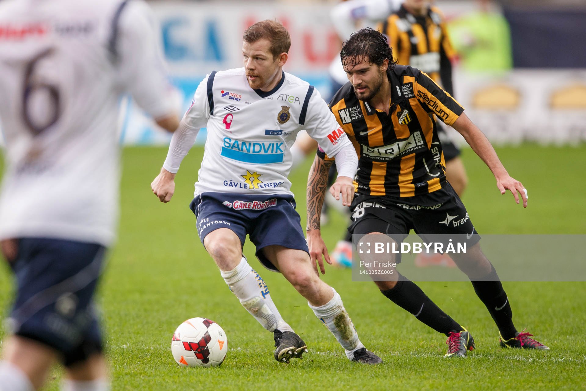 Gefles Jonas Lantto och Häckens Leonard Zuta under fotbollsmatchen i Allsvenskan mellan Häcken och Gefle den 25 oktober 2014 i Göteborg.