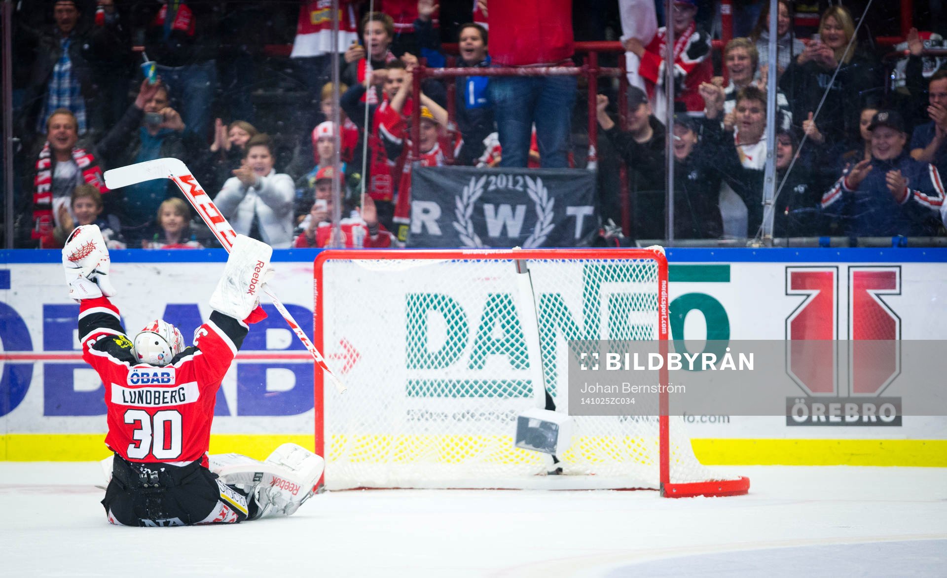 Örebros målvakt Henrik Lundberg jublar