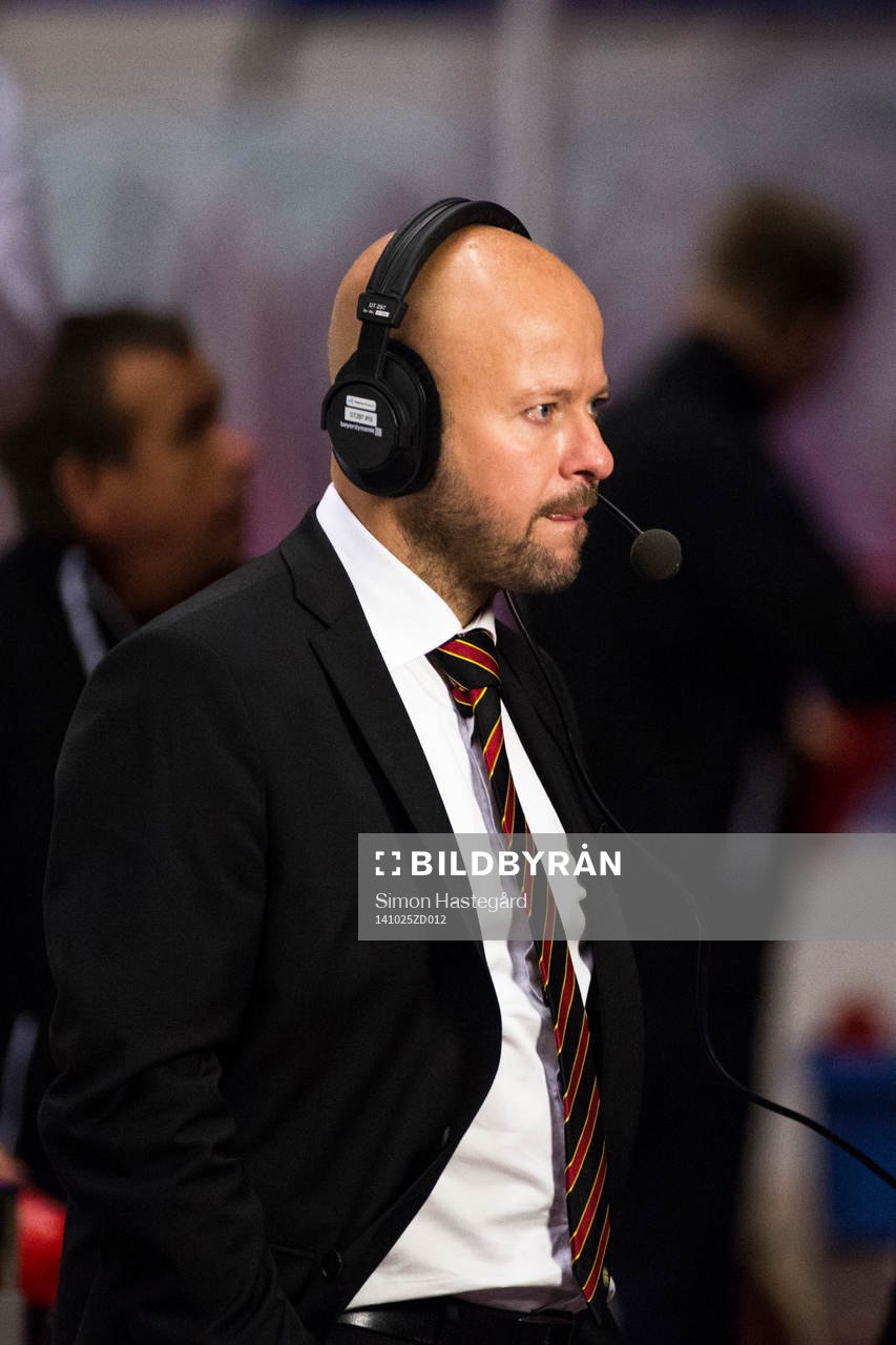 Brynäs huvudtränare Tommy Jonsson blir intervjuad av tv