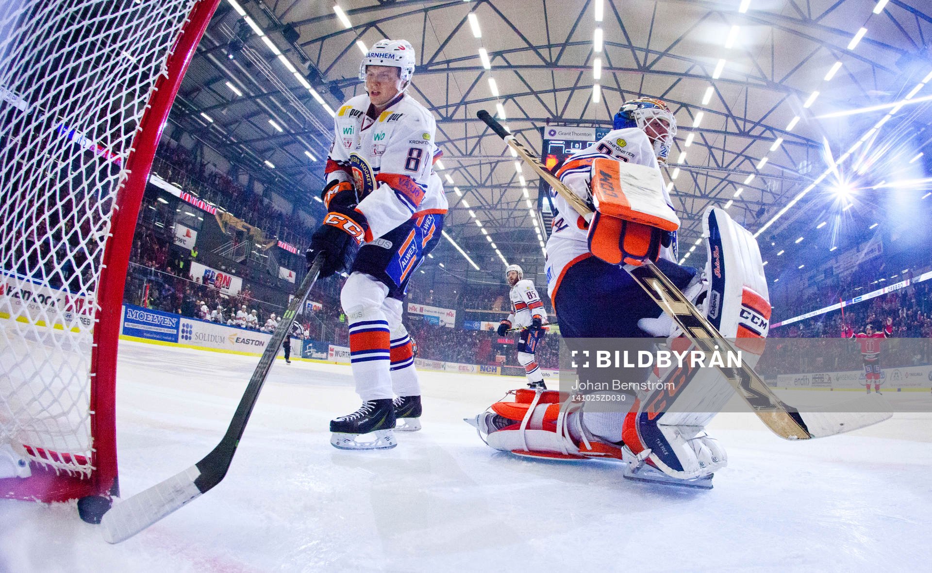 Örebros Jared Aulin gör 1-1 på Växjös målvakt Stefan