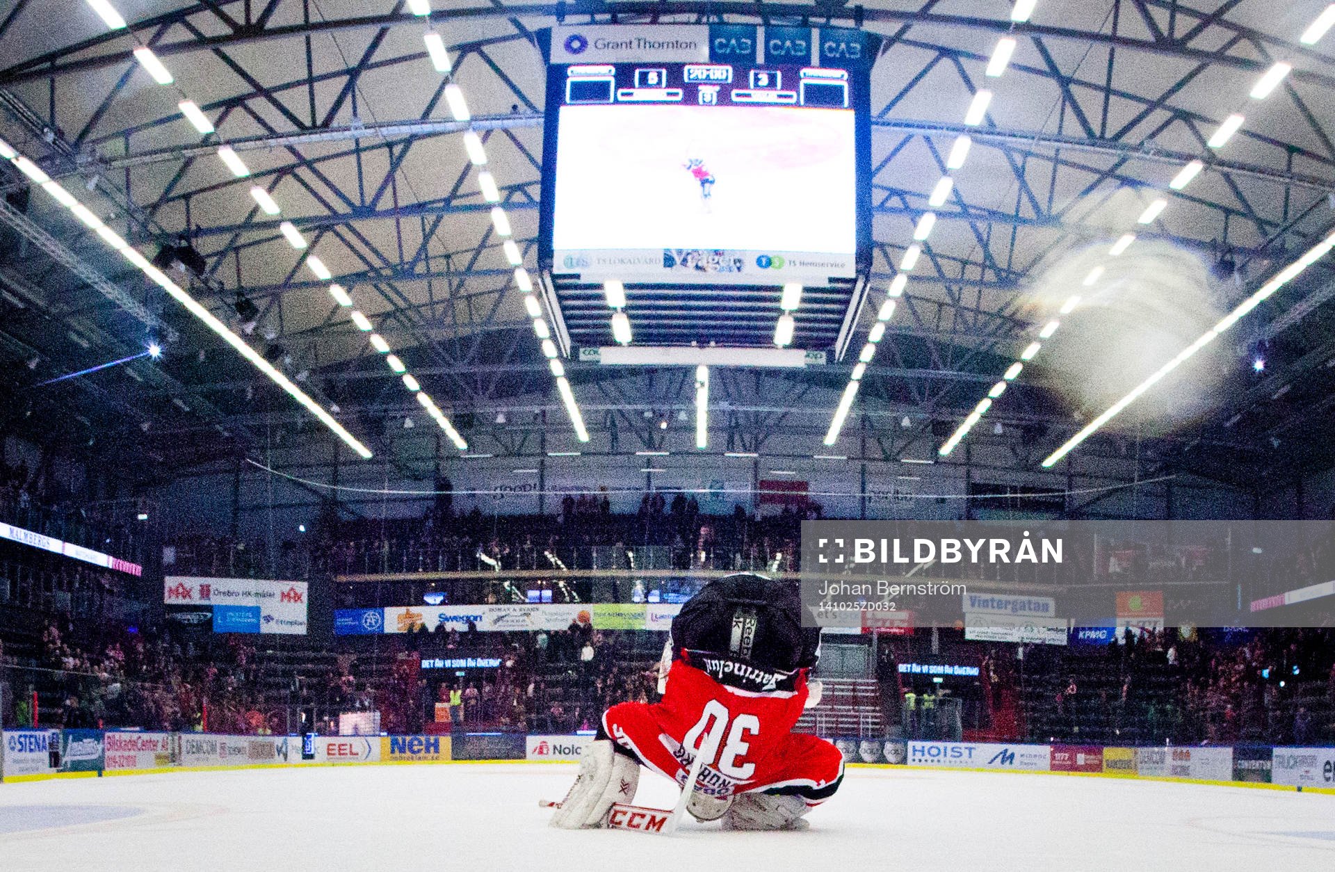 Örebros målvakt Henrik Lundberg gör kullerbytta och
