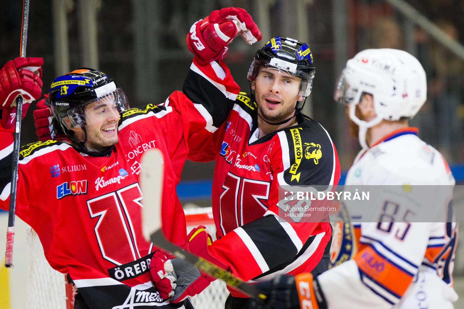 Örebros Tim Wallace (m) jublar