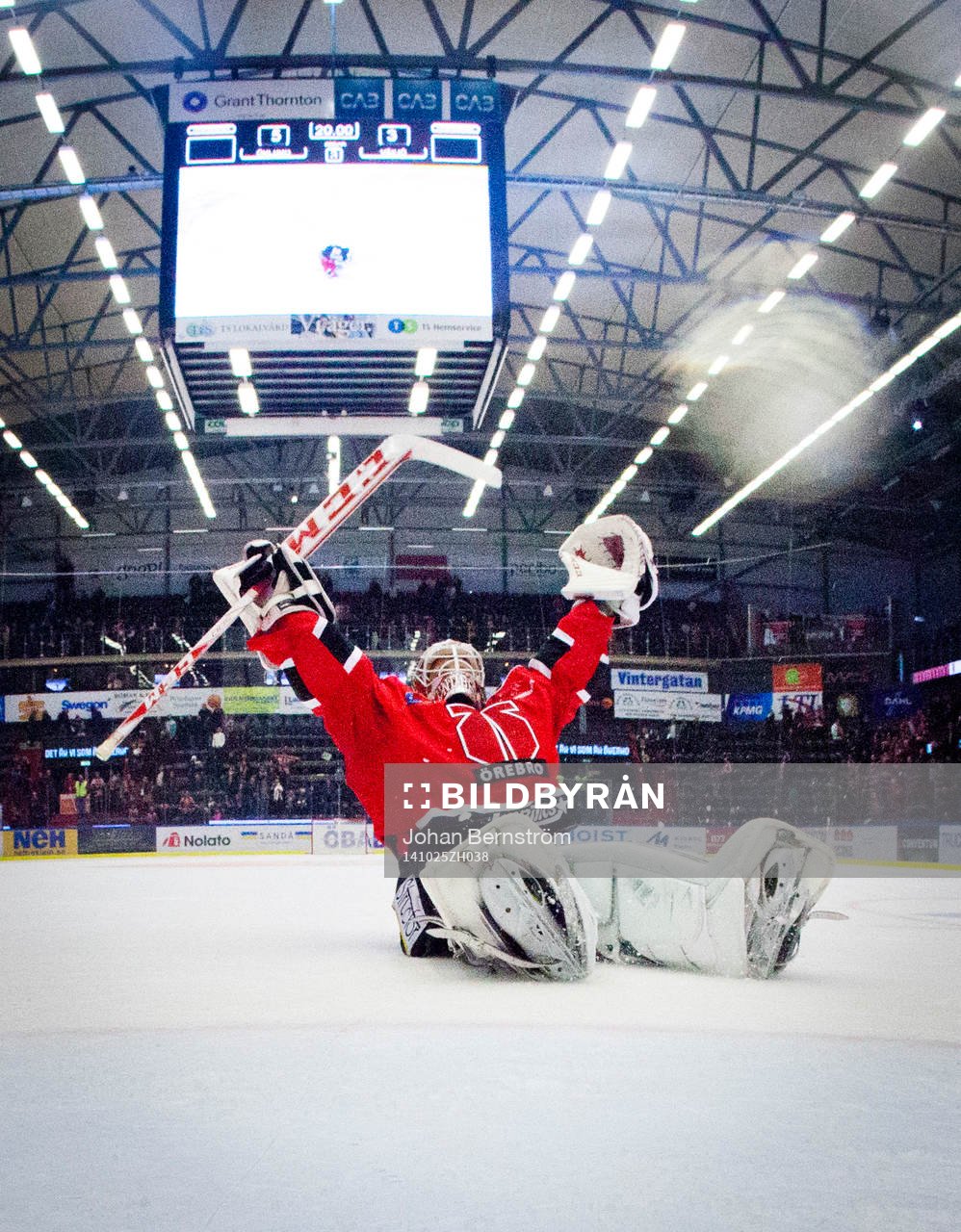 Örebros målvakt Henrik Lundberg gör kullerbytta och