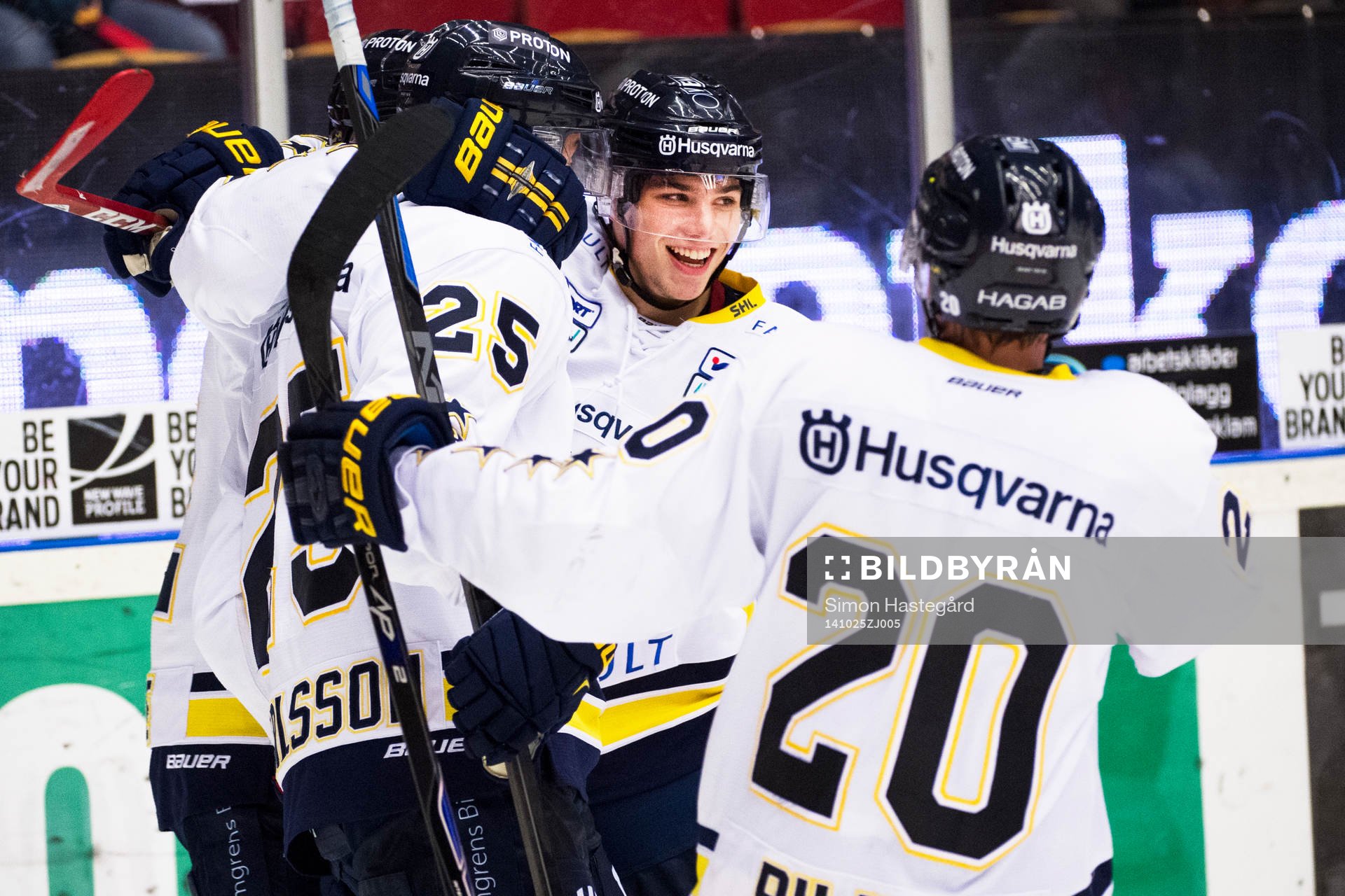 HV71s  Kevin Fiala jublar med lagkamrterna
