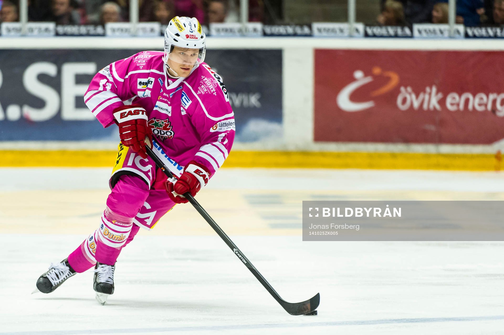 Modos Simon Önerud  med det rosa spelar stället som
