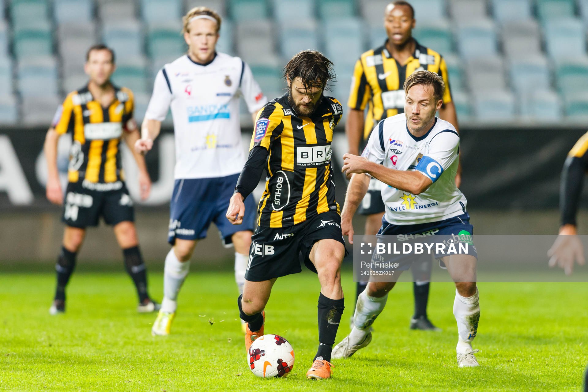 Häckens Leonard Zuta och Gefles Marcus Hansson under fotbollsmatchen i Allsvenskan mellan Häcken och Gefle den 25 oktober 2014 i Göteborg.