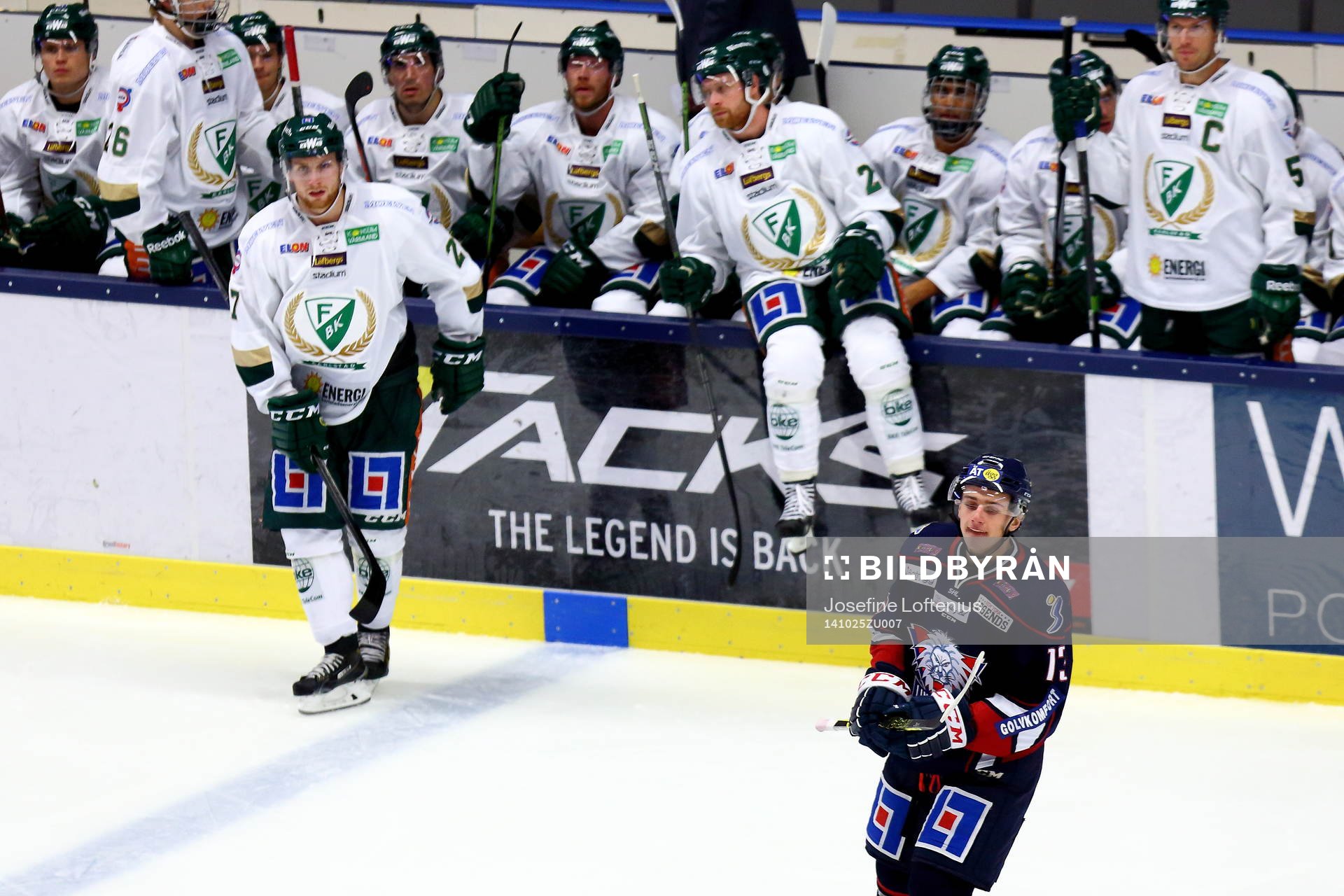 Linköpings Jakub Vrana framför deppande Färjestadsspelare