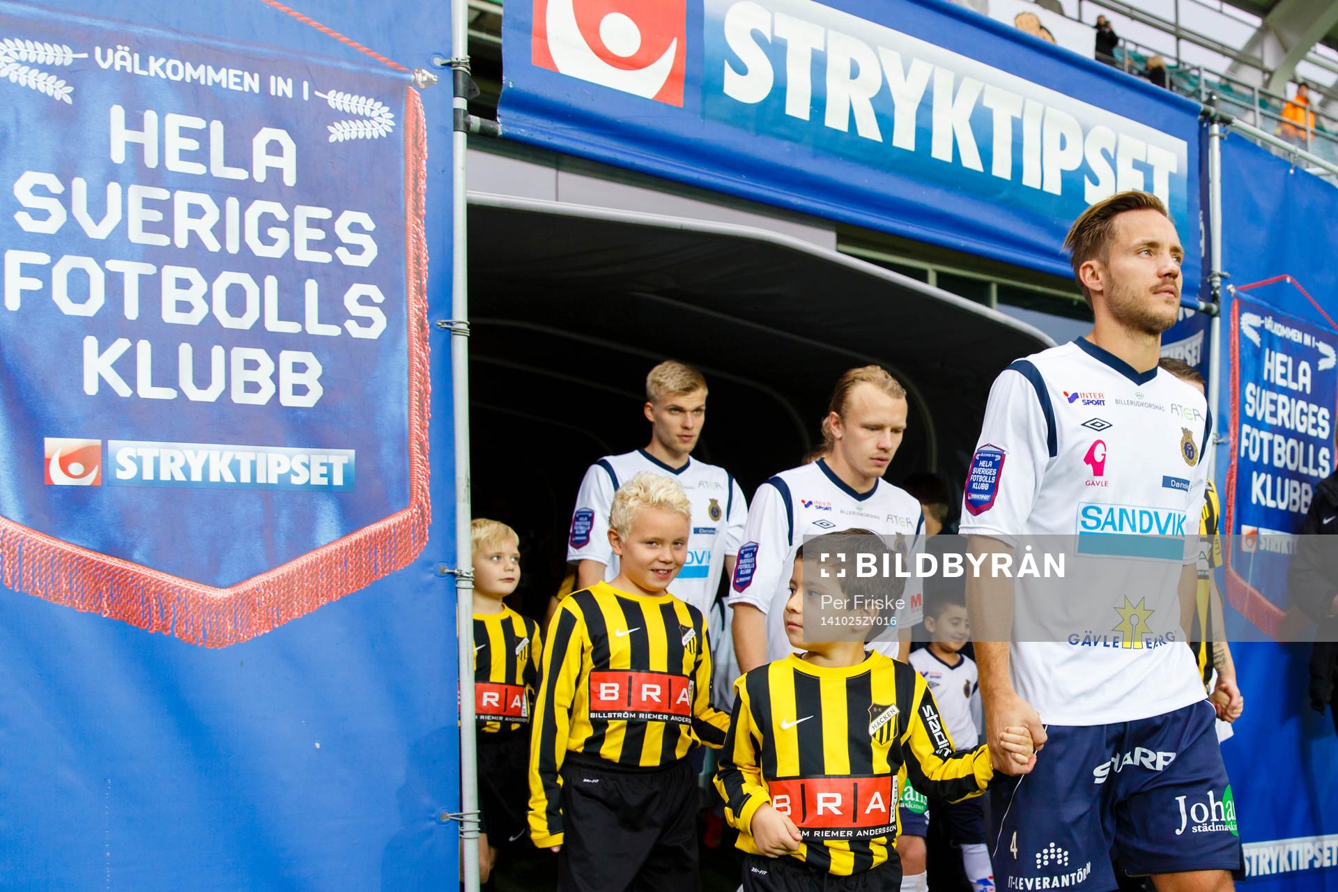 Spelarna på väg in under fotbollsmatchen i Allsvenskan mellan Häcken och Gefle den 25 oktober 2014 i Göteborg.