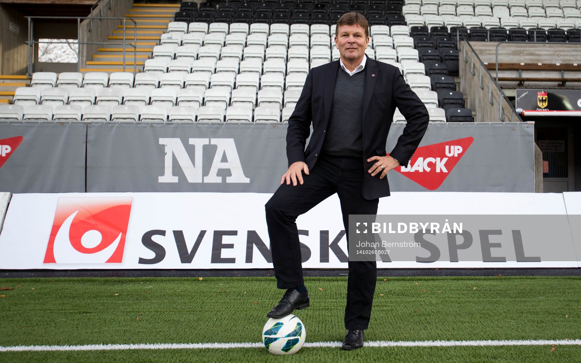Svenska spels VD Lennart Käll poserar med en fotboll på Behrn Arena innan fotbollsmatchen i Svenska Spel F19 finalen mellan Kristianstad - Sirius den 26 oktober 2014 i Örebro.