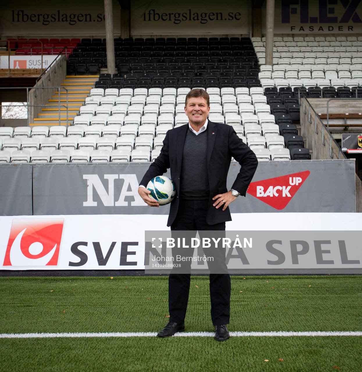Svenska spels VD Lennart Käll poserar med en fotboll på Behrn Arena innan fotbollsmatchen i Svenska Spel F19 finalen mellan Kristianstad - Sirius den 26 oktober 2014 i Örebro.