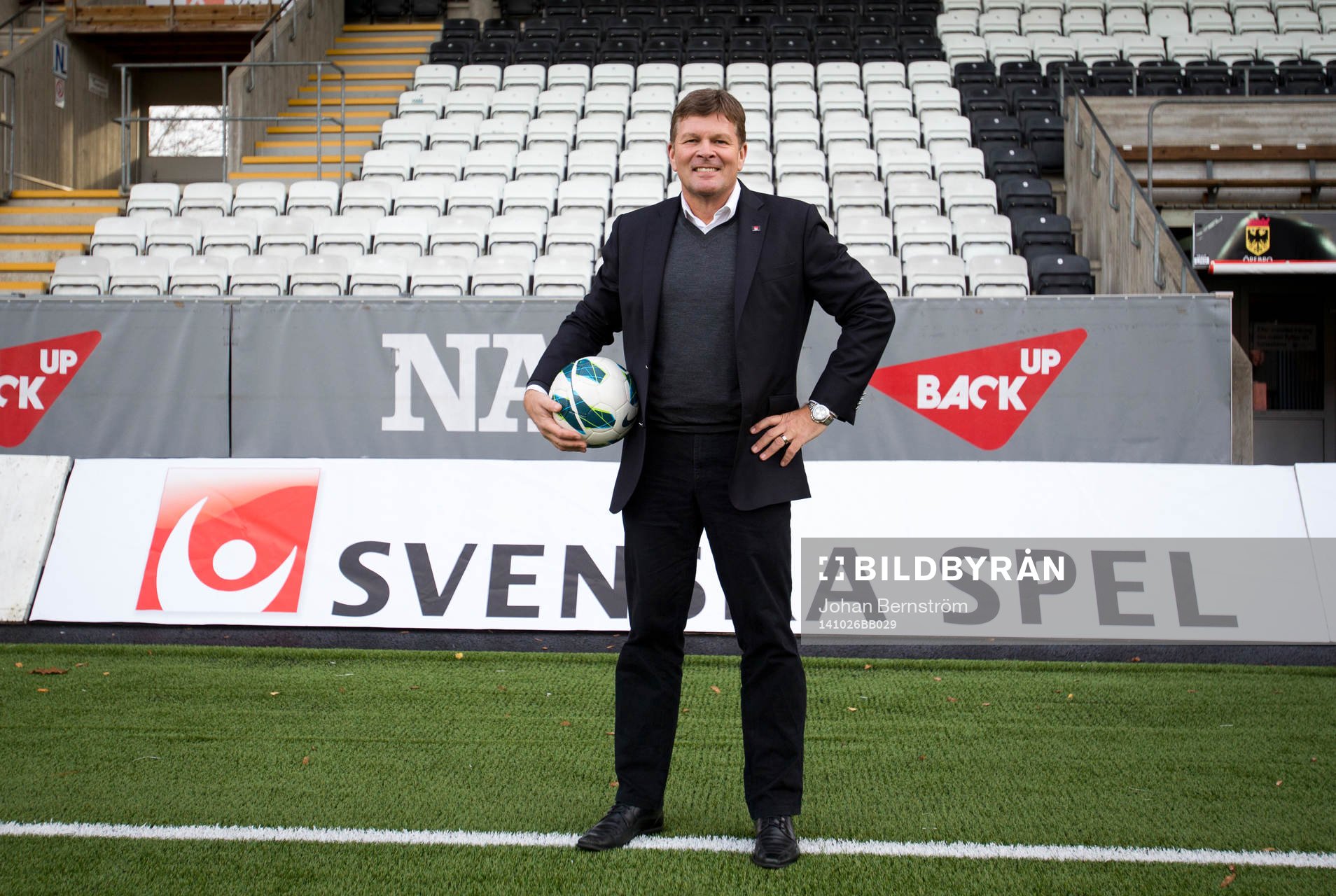 Svenska spels VD Lennart Käll poserar med en fotboll på