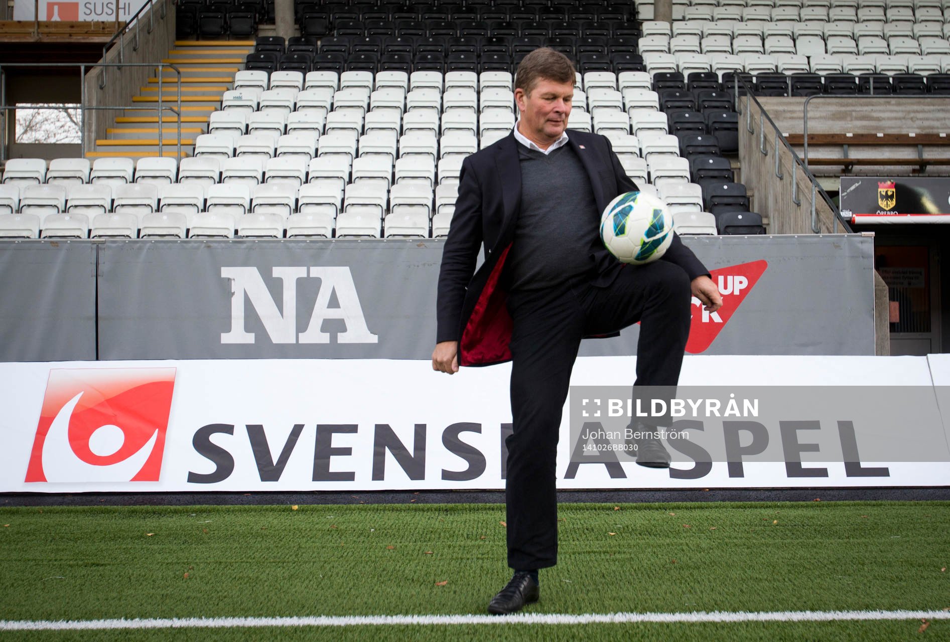 Svenska spels VD Lennart Käll poserar med en fotboll på Behrn Arena innan fotbollsmatchen i Svenska Spel F19 finalen mellan Kristianstad - Sirius den 26 oktober 2014 i Örebro.