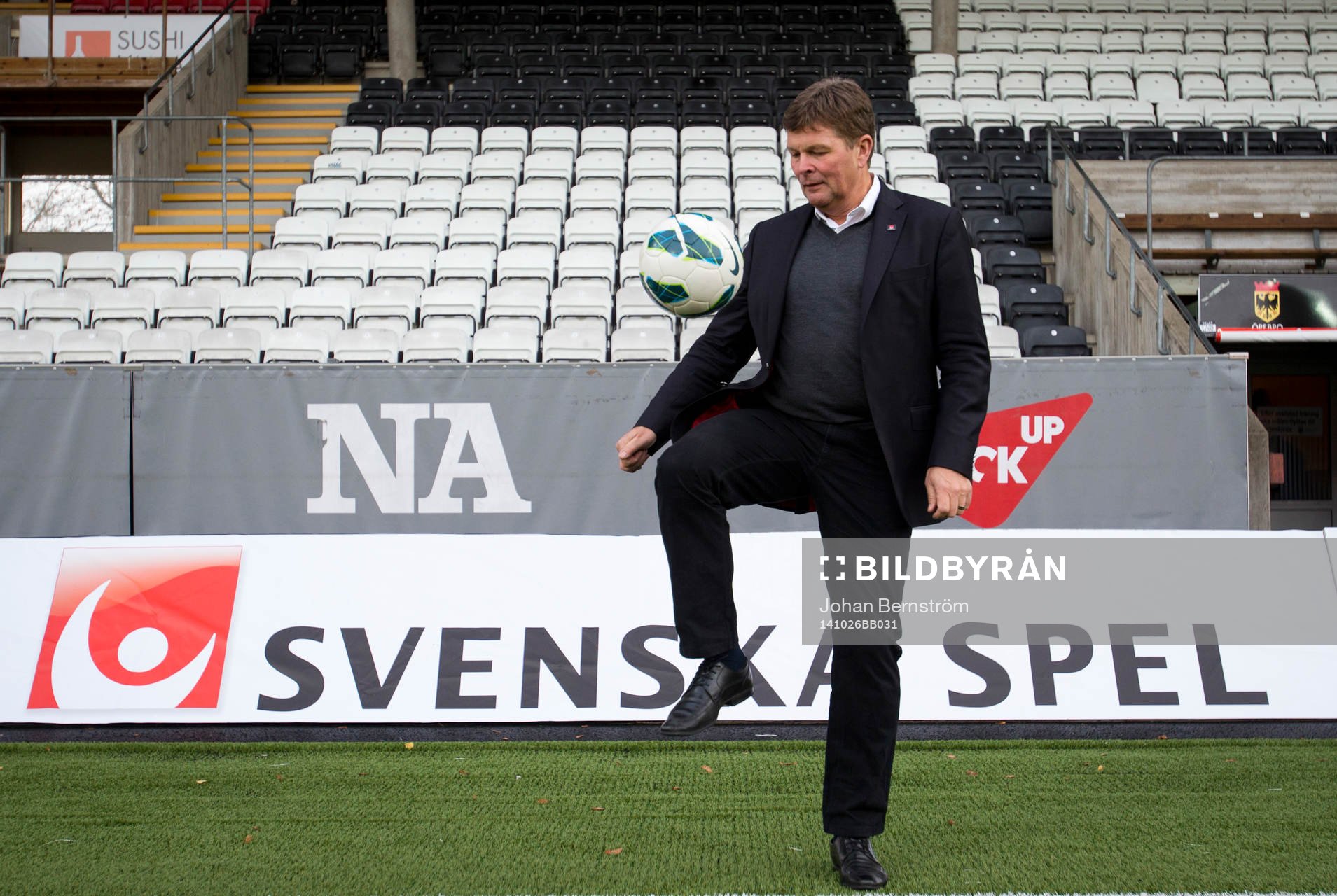 Svenska spels VD Lennart Käll poserar med en fotboll på Behrn Arena innan fotbollsmatchen i Svenska Spel F19 finalen mellan Kristianstad - Sirius den 26 oktober 2014 i Örebro.