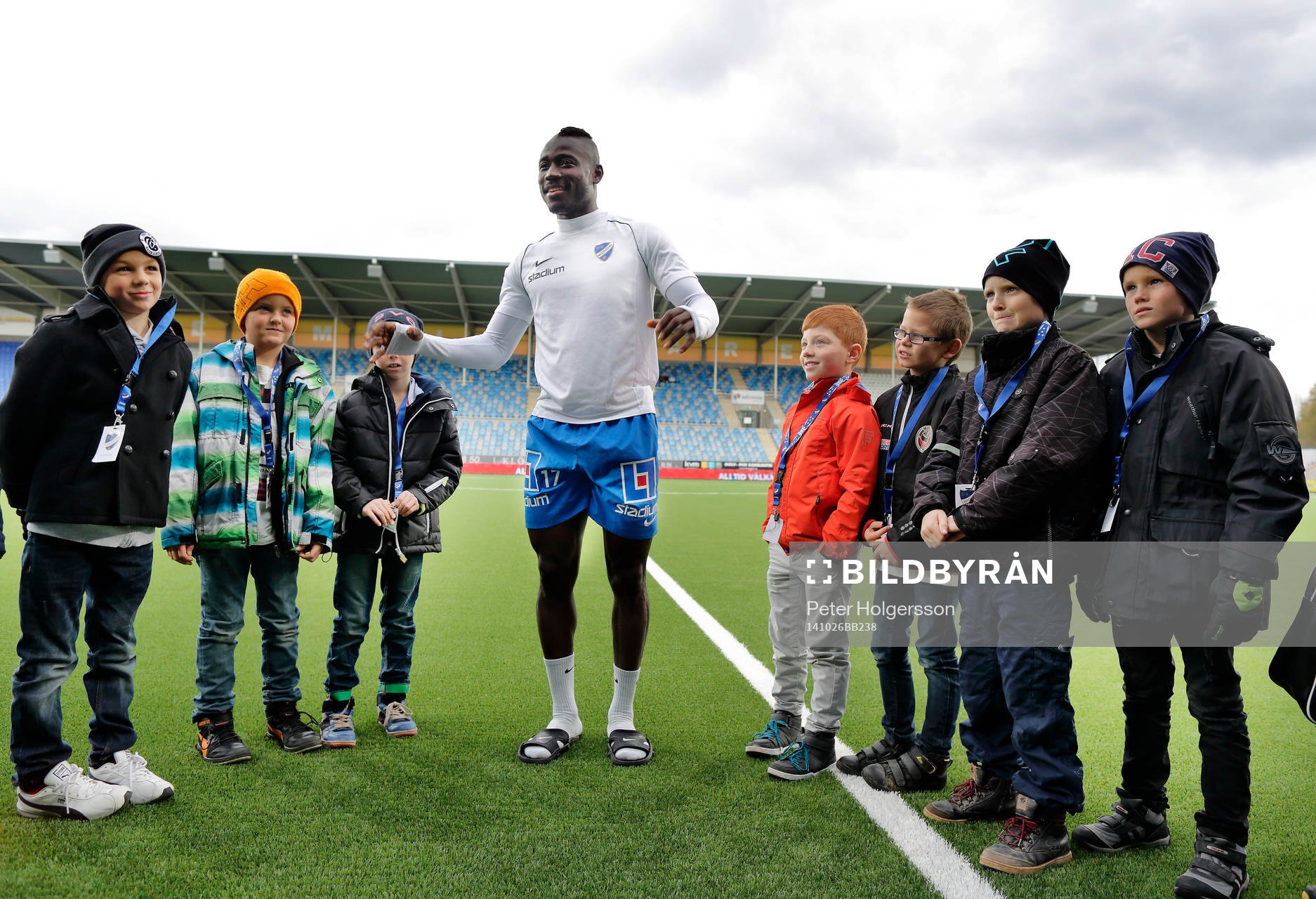 Norrköpings Alhaji Kamara med ungdomar före