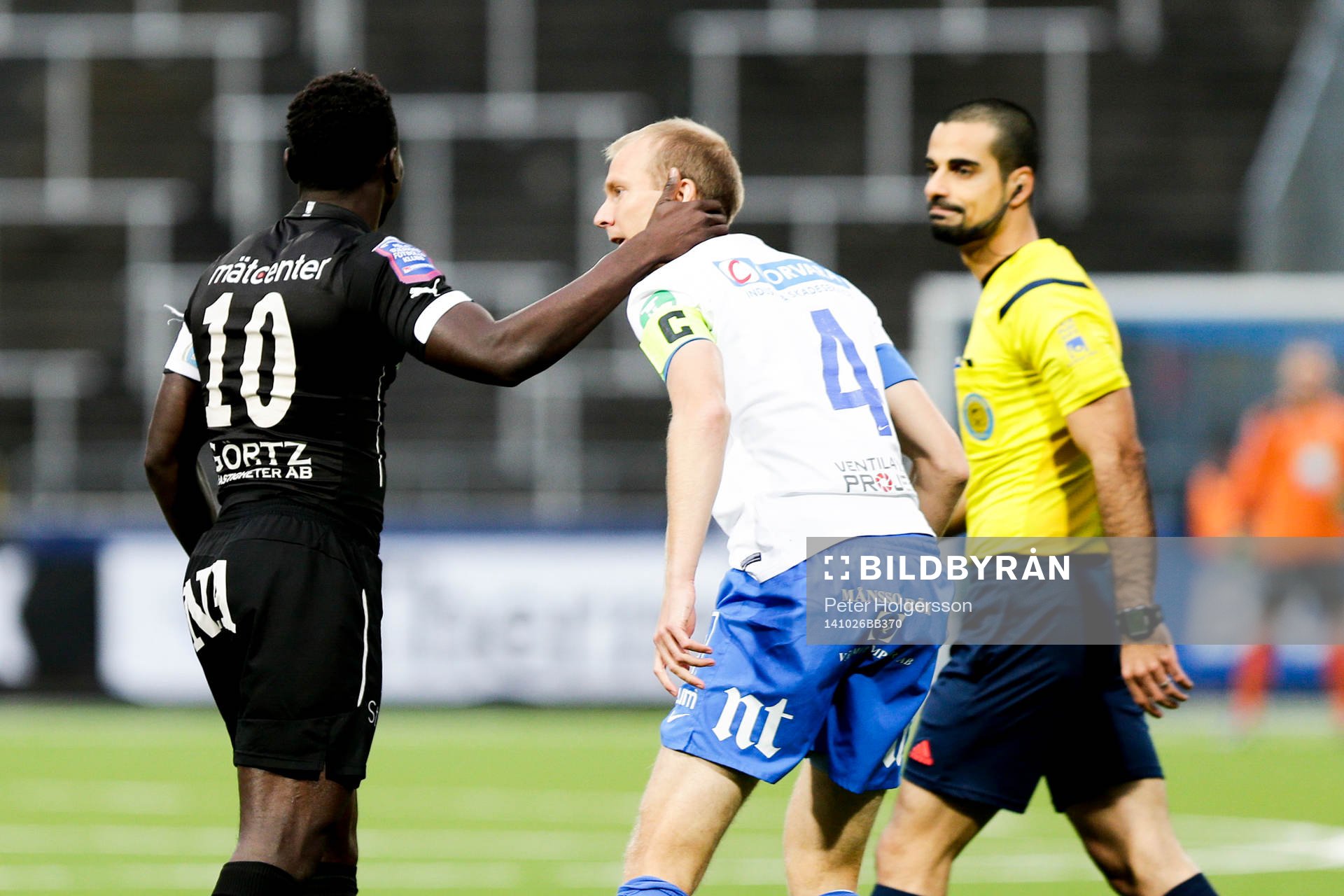 Örebros Alhassan Kamara och Norrköpings Andreas Johansson under fotbollsmatchen i Allsvenskan mellan Norrköping och Örebro den 26 oktober 2014 i Norrköping.