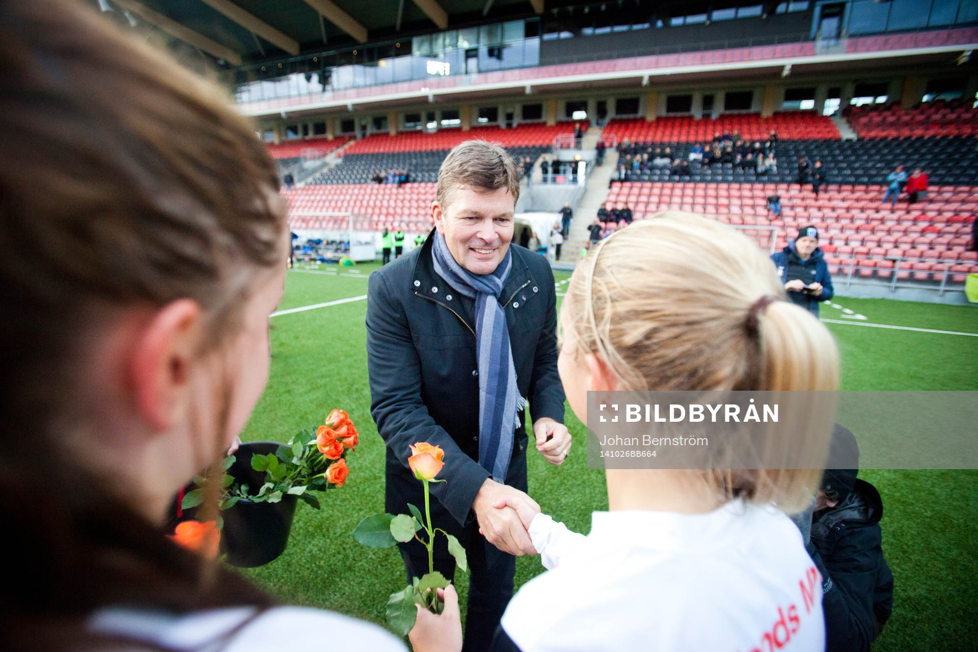 Sirius vinner finalen och prisutdelare är Svenska spels VD Lennart Käll under fotbollsmatchen i Svenska Spel F19 finalen mellan Kristianstad - Sirius den 26 oktober 2014 i Örebro.