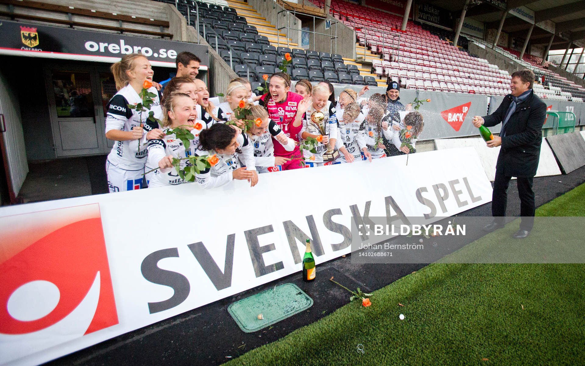 Sirius vinner finalen och prisutdelare är Svenska spels VD Lennart Käll som här på bilden sprutar Champis på vinnarna under fotbollsmatchen i Svenska Spel F19 finalen mellan Kristianstad - Sirius den 26 oktober 2014 i Örebro.