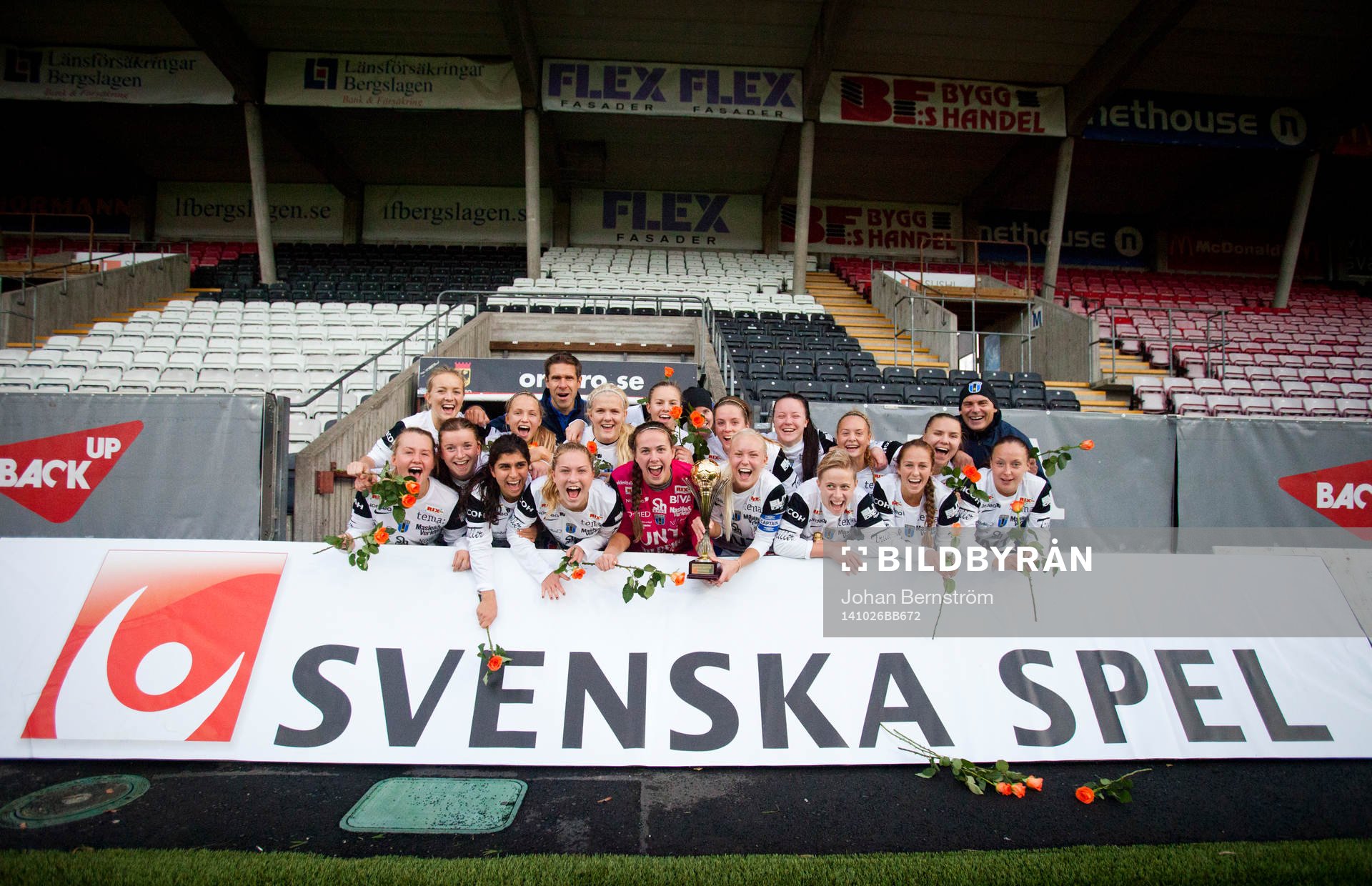 Sirius vinner finalen och ställer upp på lagbild bakom