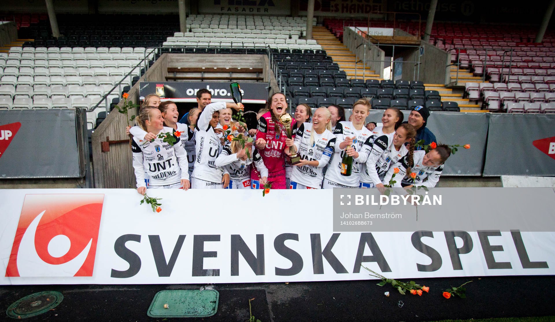 Sirius vinner finalen och ställer upp på lagbild bakom
