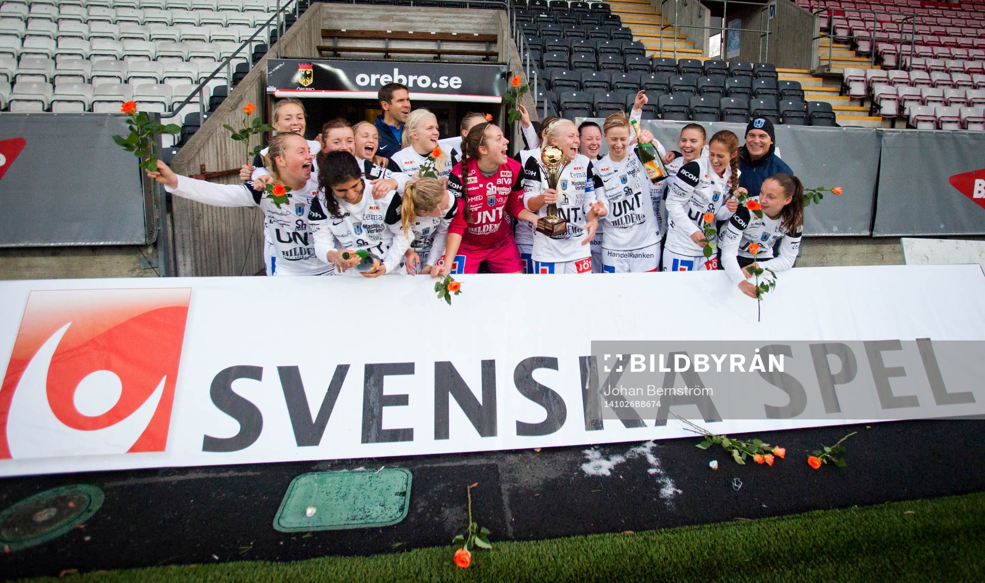 Sirius vinner finalen och ställer upp på lagbild bakom