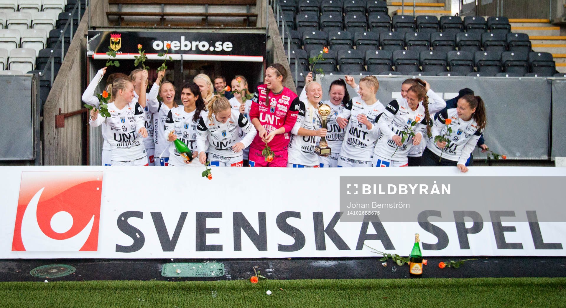 Sirius vinner finalen och ställer upp på lagbild bakom
