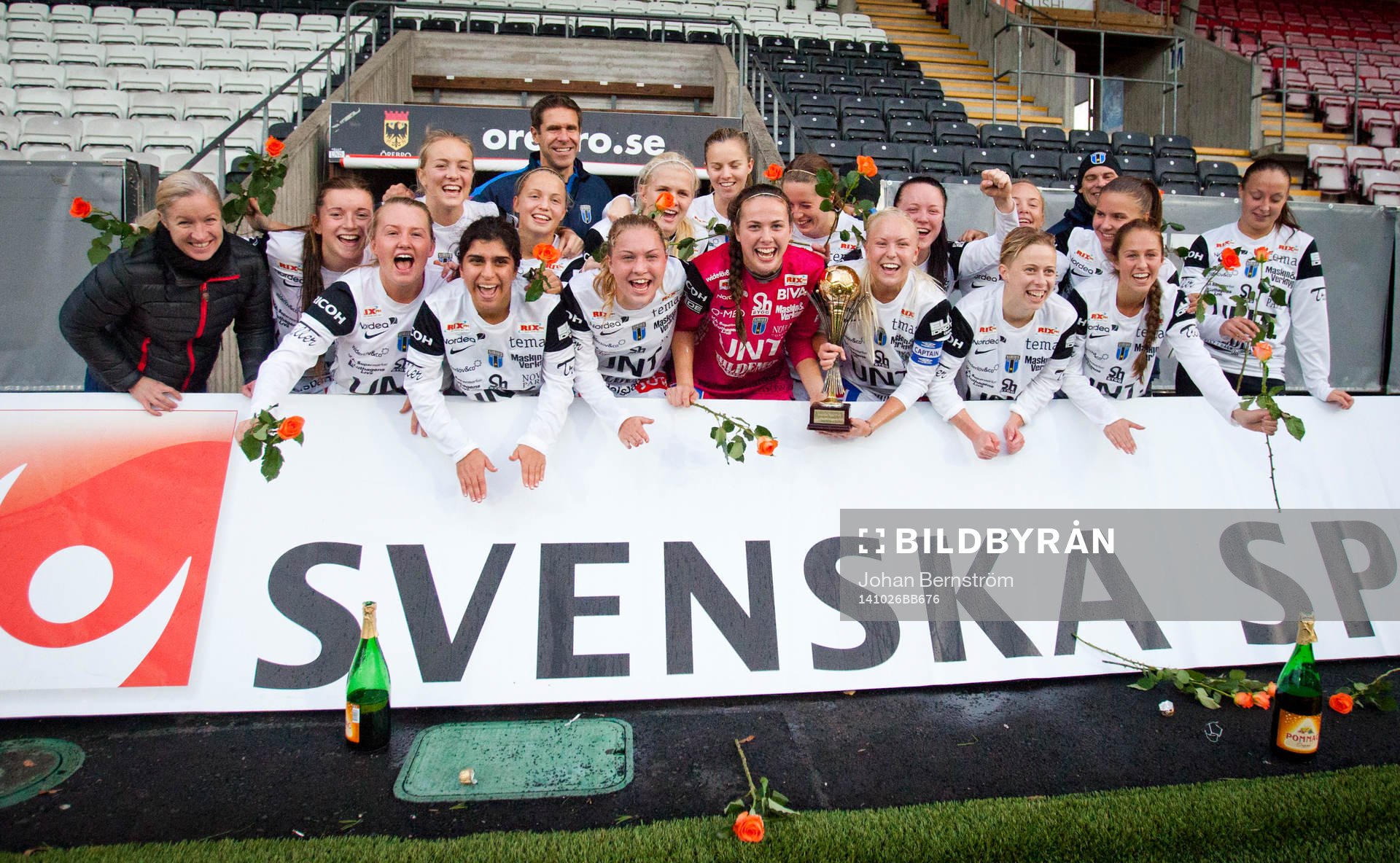 Sirius vinner finalen och ställer upp på lagbild bakom