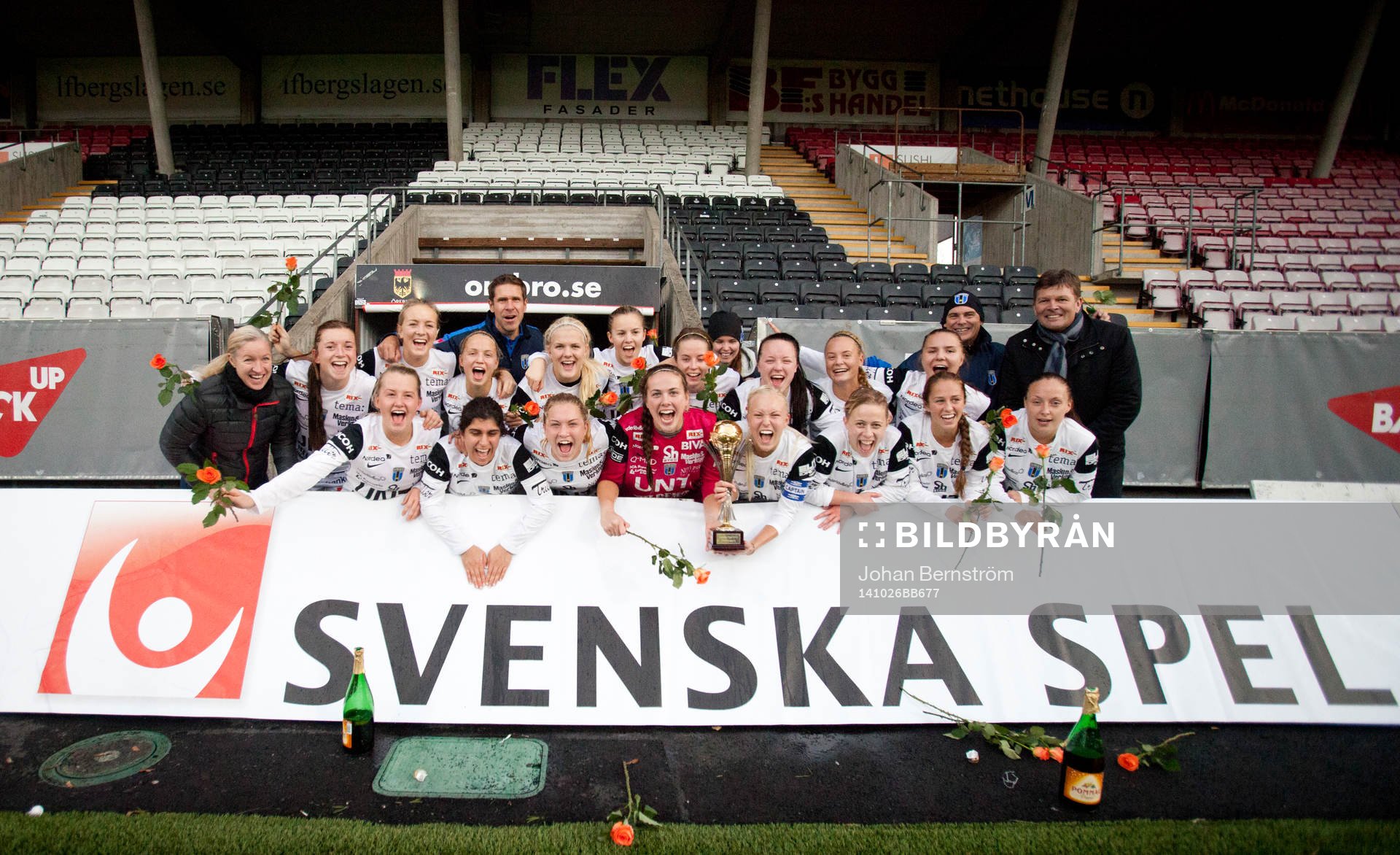 Sirius vinner finalen och ställer upp på lagbild bakom