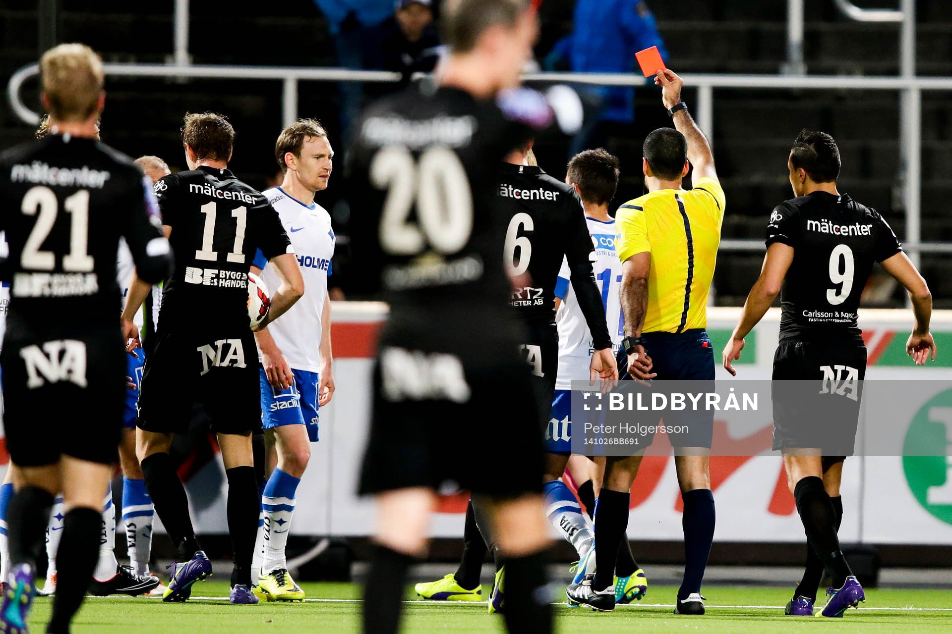 Norrköpings Marcus Falk Olander (tv) får rött kort under fotbollsmatchen i Allsvenskan mellan Norrköping och Örebro den 26 oktober 2014 i Norrköping.