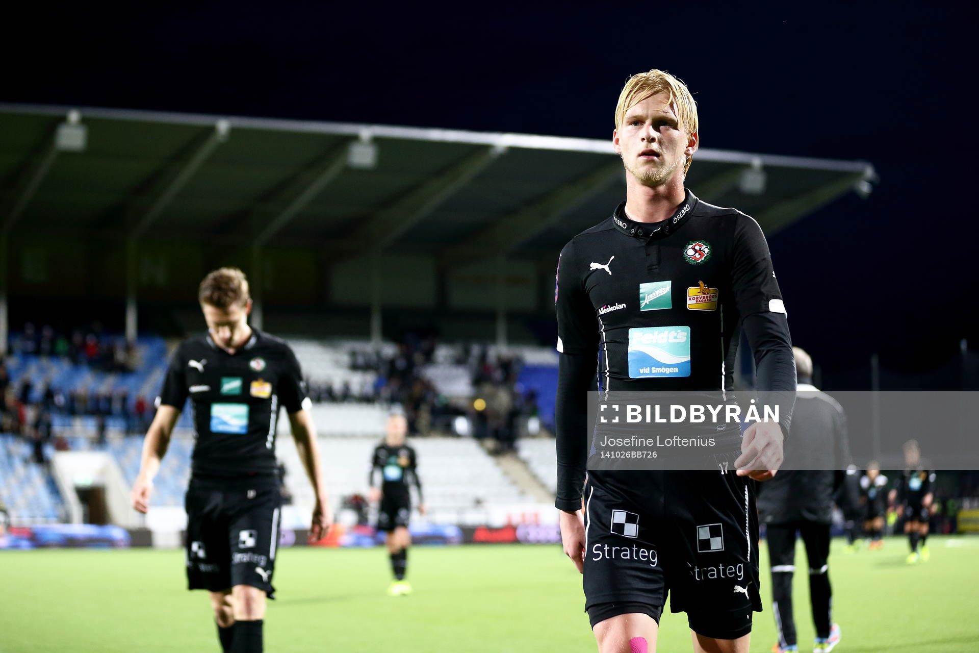 Örebros Kalle Holmberg går deppandes av planen