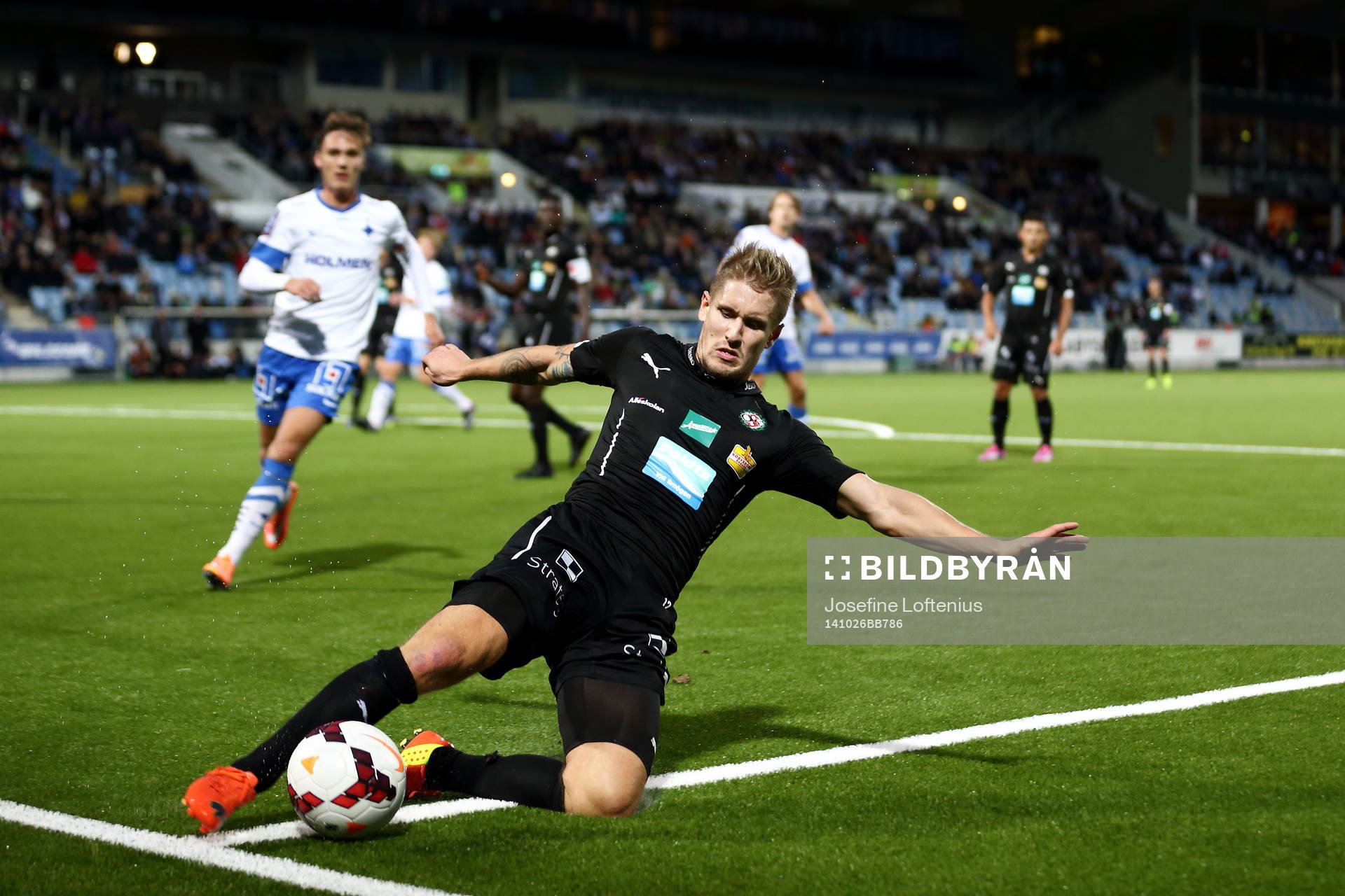 Örebros Daniel Björnquist försöker rädda bollen undan