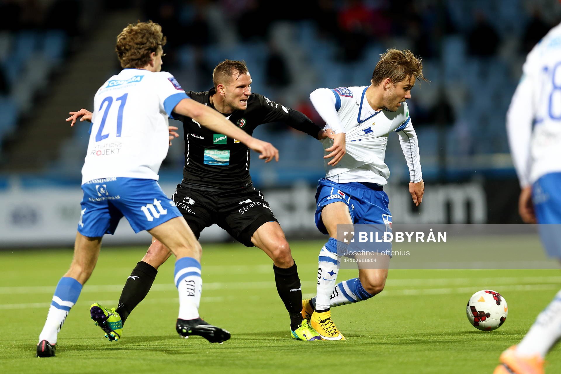 Örebros Robert Åhman Persson håller fast Norrköpings