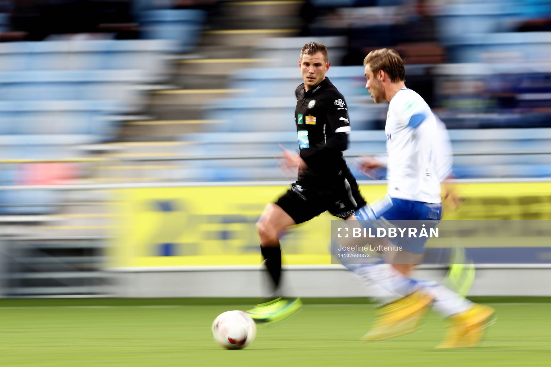 Örebros Robert Åhman Persson följer Norrköpings Christoffer Nyman som har bollen under fotbollsmatchen i Allsvenskan mellan Norrköping och Örebro den 26 oktober 2014 i Norrköping.