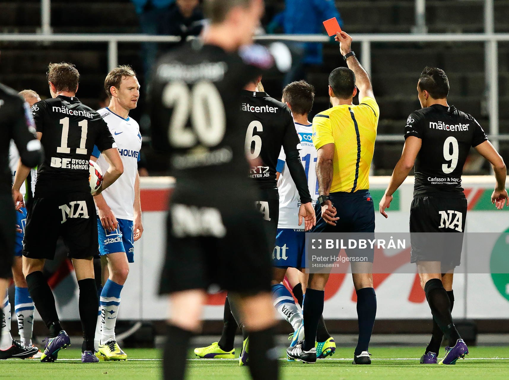 Norrköpings Marcus Falk Olander får rött kort av domare