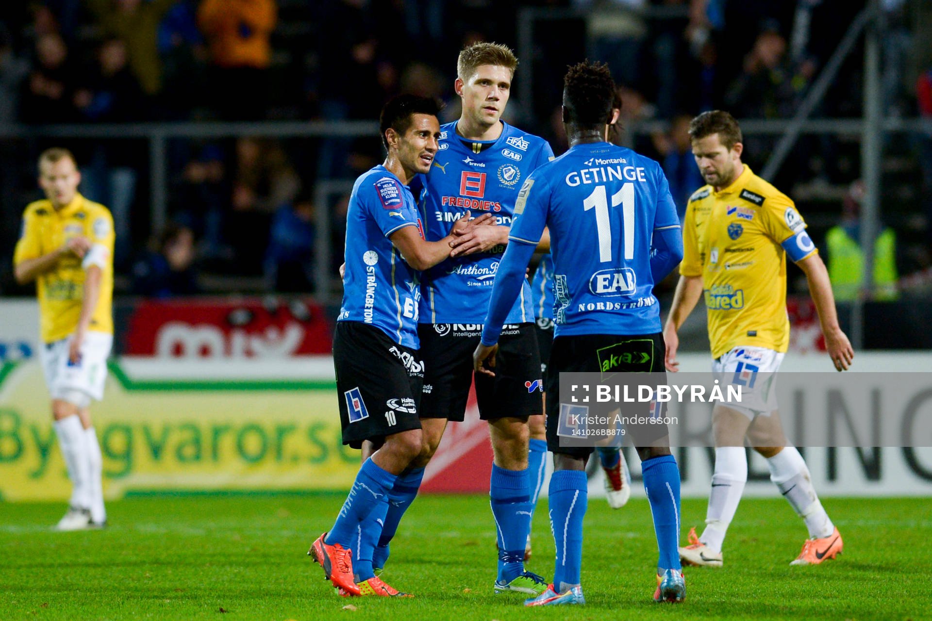 Halmstads Mikael Boman (m) kramas om