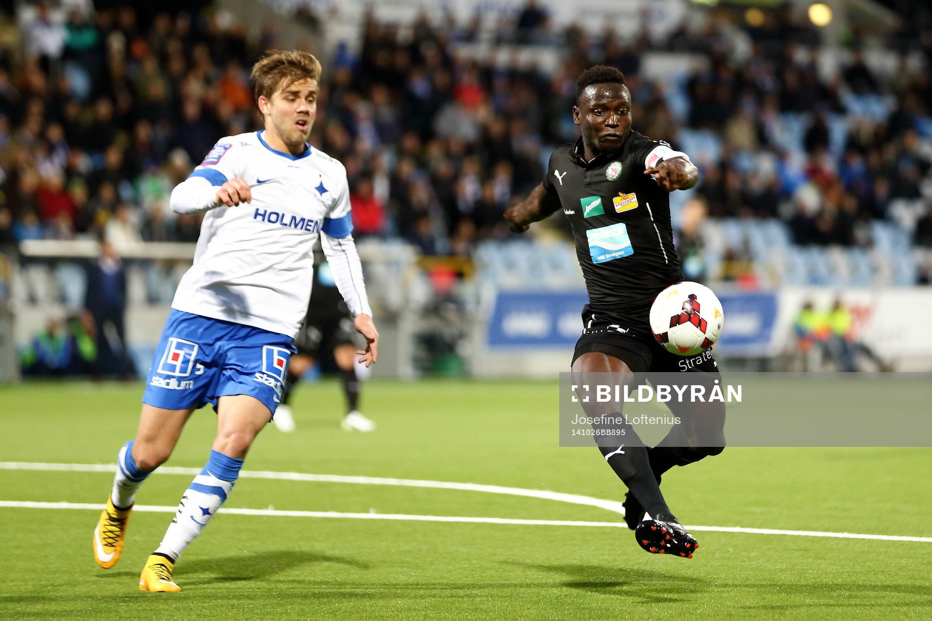 Örebros Alhassan Kamara med bollen intill Norrköpings