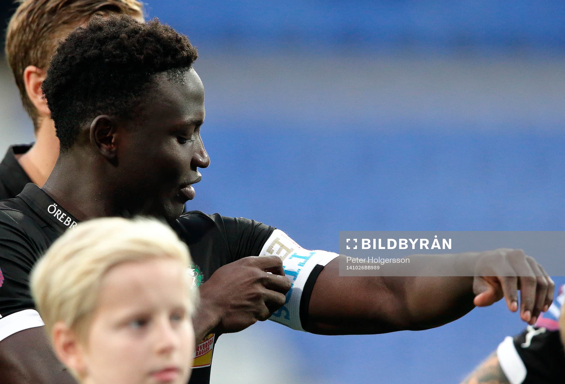 Örebros Alhassan Kamara rättar till bindeln