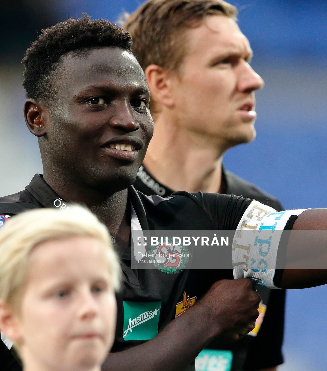 Örebros Alhassan Kamara rättar till bindeln