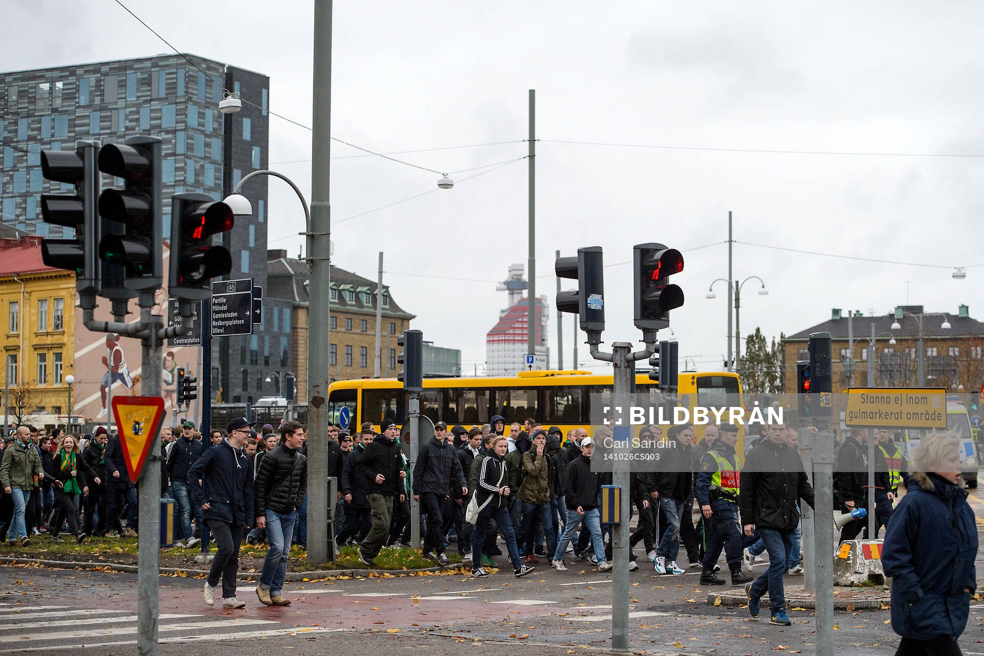 GAIS supportrar tågar till arenan innan fotbollsmatchen i