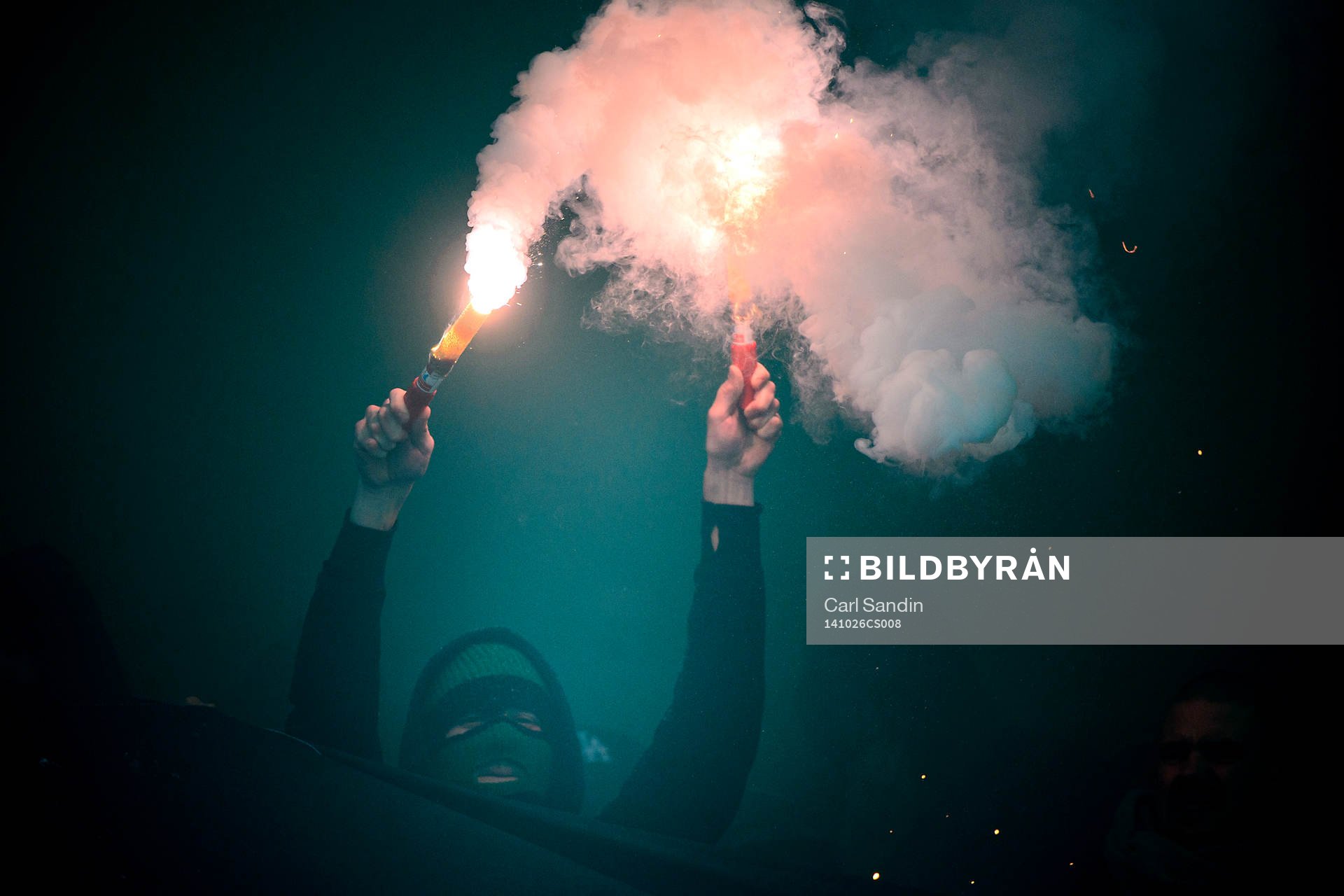 GAIS supportrar eldar bengaler innan fotbollsmatchen i