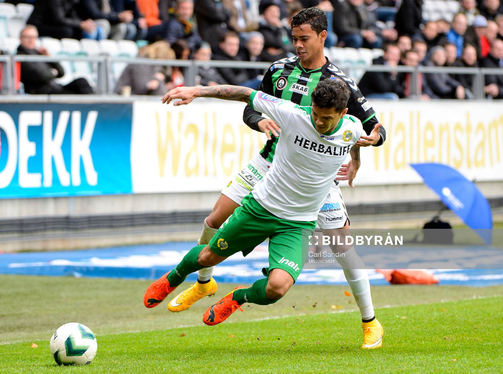 Hammarbys Lars Fuhre dras omkull av GAIS Ariel Lassiter