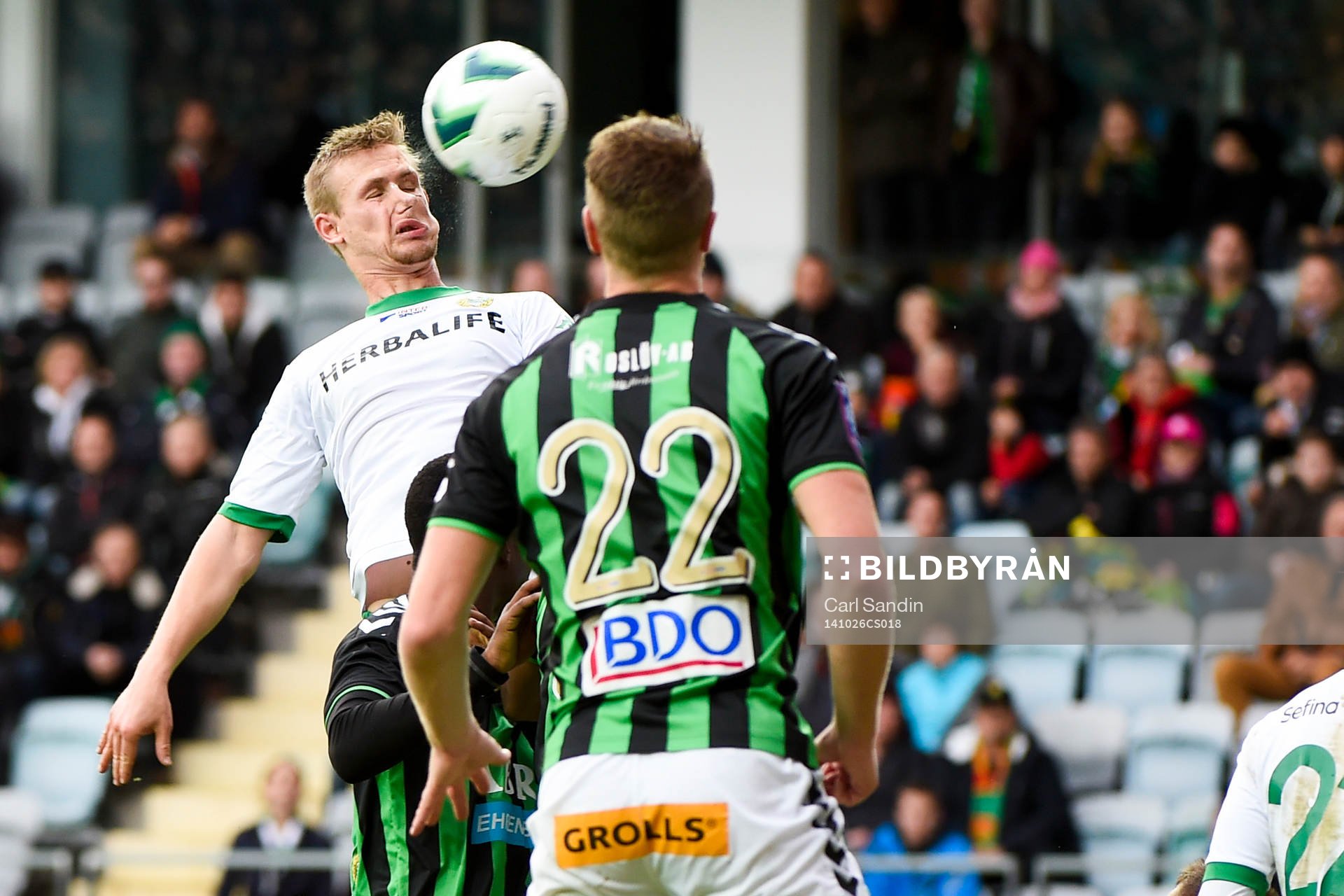Hammarbys Erik Israelsson nickar bollen
