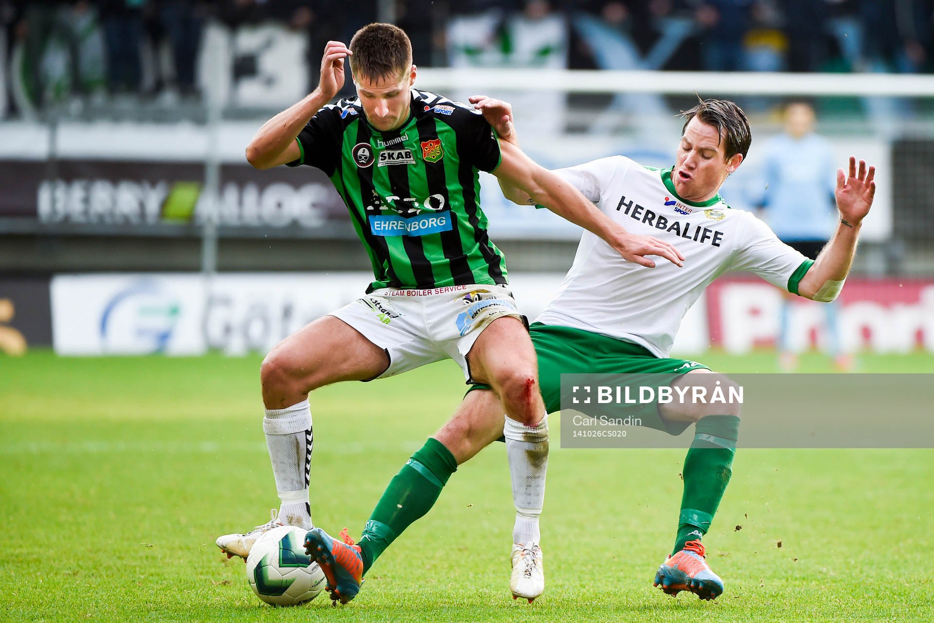 GAIS Gabriel Altemark Vanneryr i kamp med Hammarbys Johan Persson under fotbollsmatchen i Superettan mellan GAIS och Hammarby den 26 oktober 2014 i Göteborg.