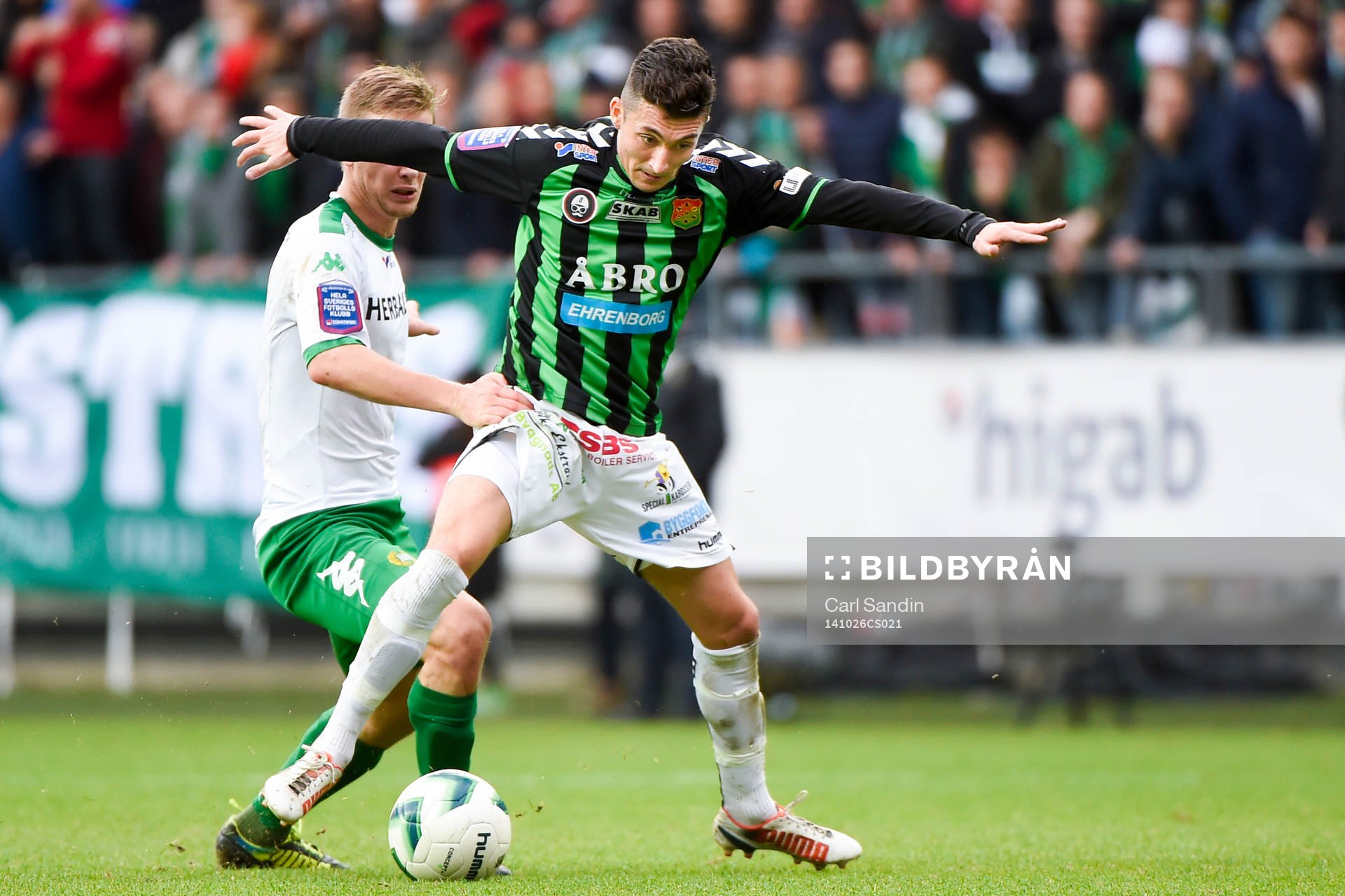 GAIS Petri Zhubi håller undan Hammarbys Erik Israelsson under fotbollsmatchen i Superettan mellan GAIS och Hammarby den 26 oktober 2014 i Göteborg.