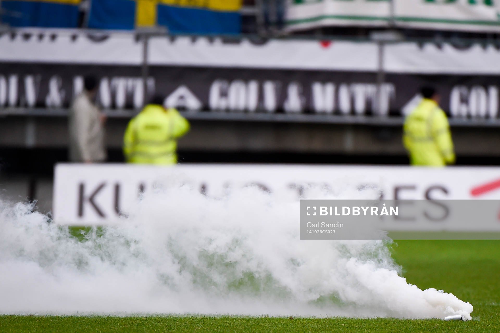 En supporter kastade in en rökbengal på planen