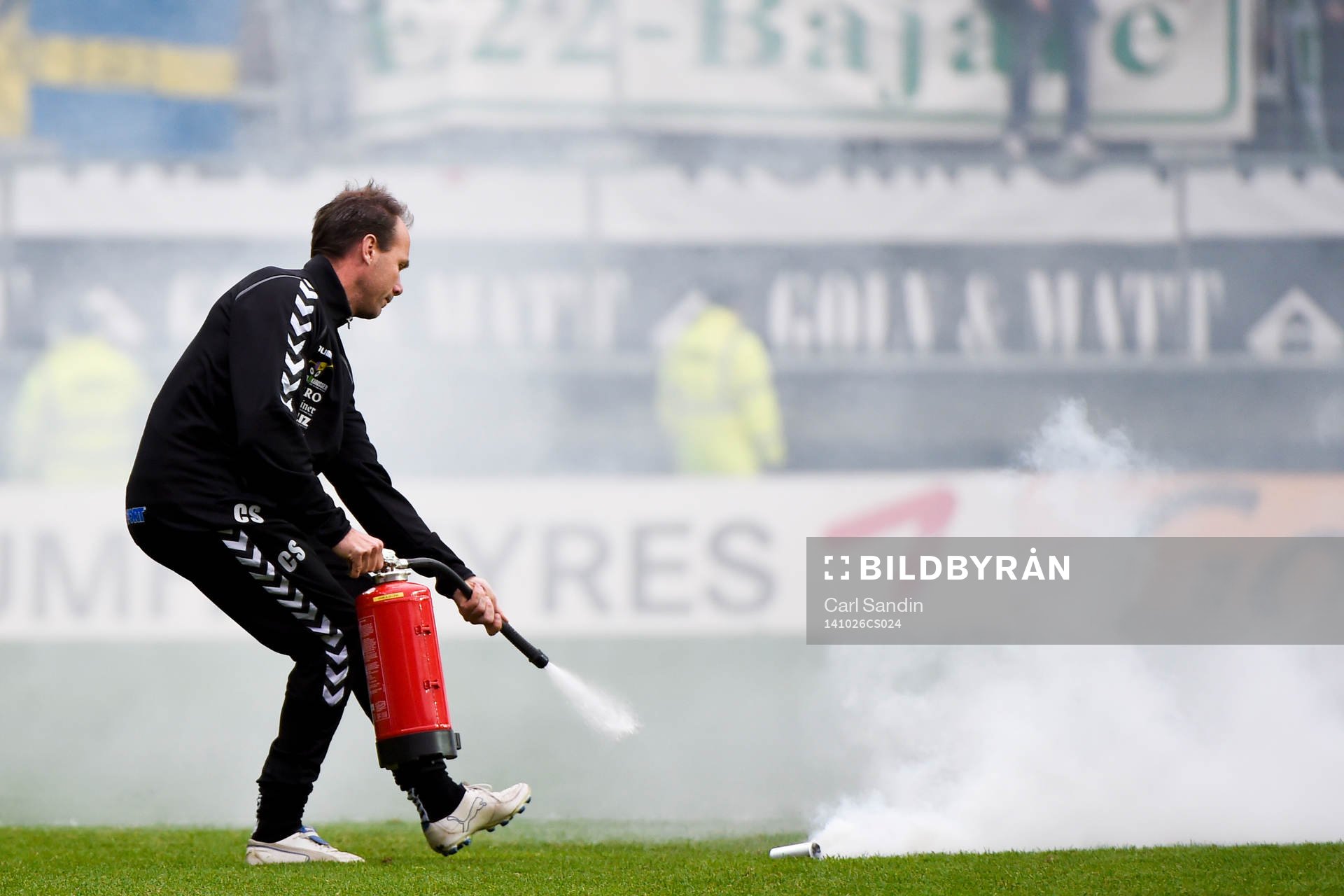 En supporter kastade in en rökbengal på planen som