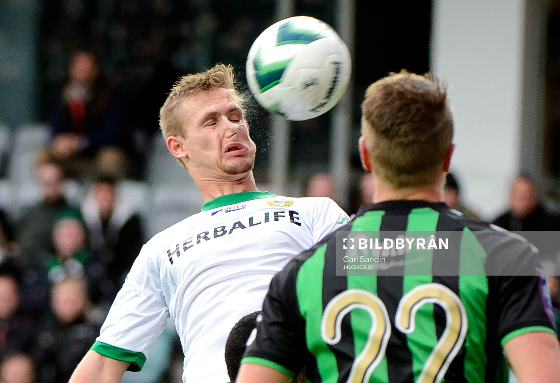 Hammarbys Erik Israelsson nickar bollen