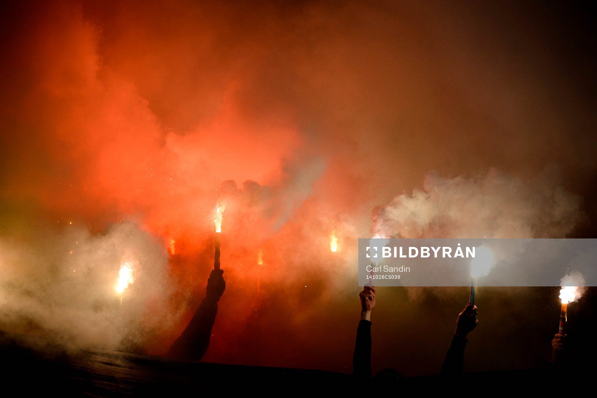 GAIS supportrar eldar bengaler innan fotbollsmatchen i